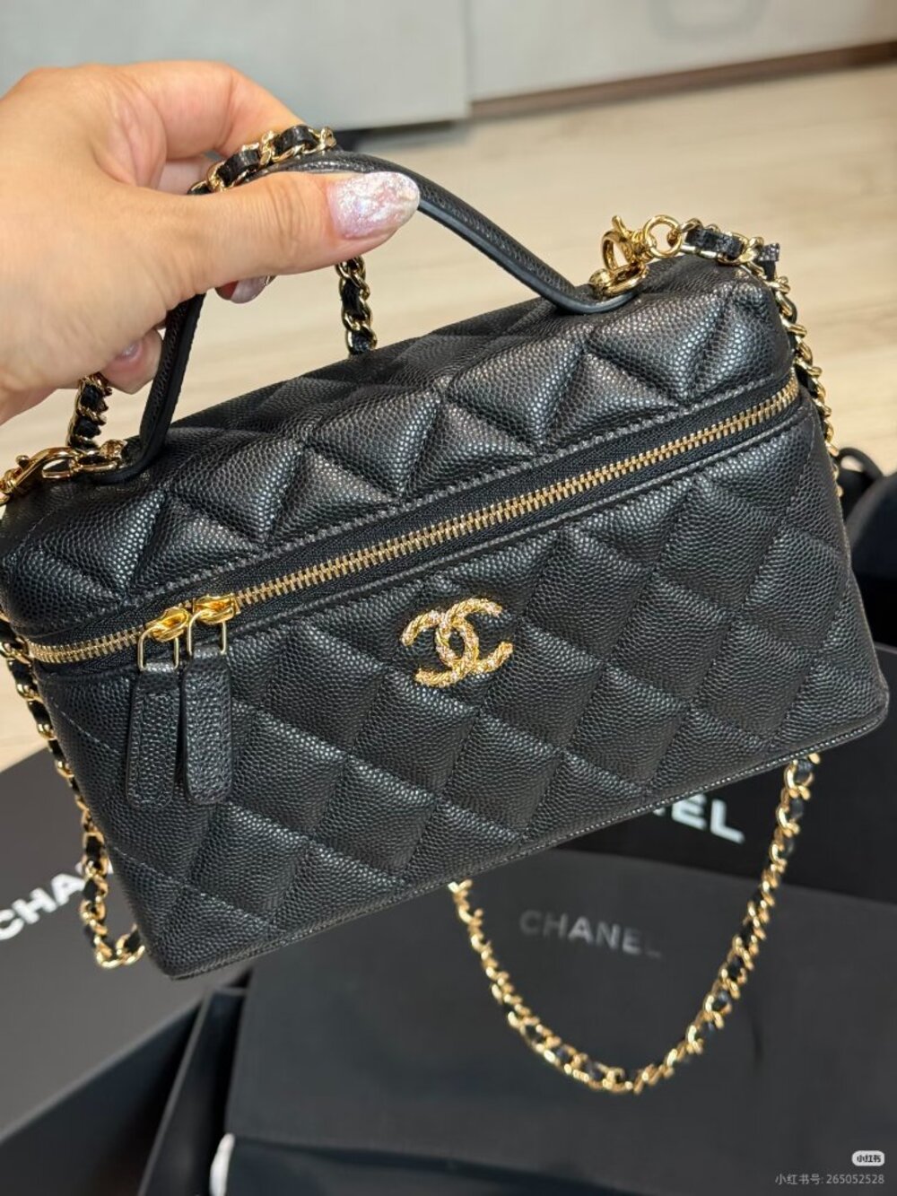 Classic CHANEL bag: A Stylish and Versatile Choice for Elegance - Picture 3 of 4